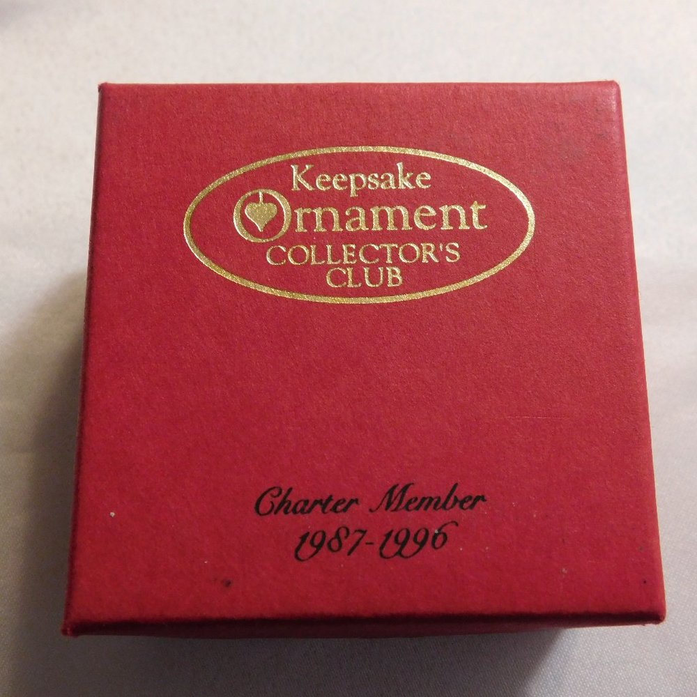 HALLMARK ORNAMENT CLUB 1996 10 YEAR CHARTER MEMBER PIN